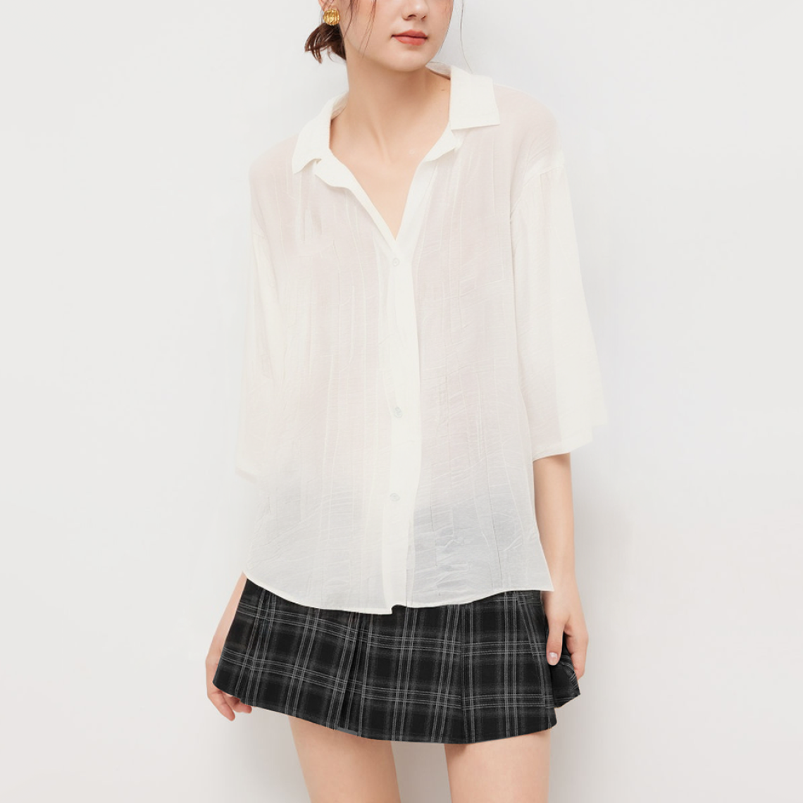 Simple pleated white women's long-sleeved shirt